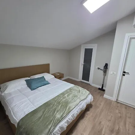 Renovated 2nd Floor Near Center 2 Appartamento