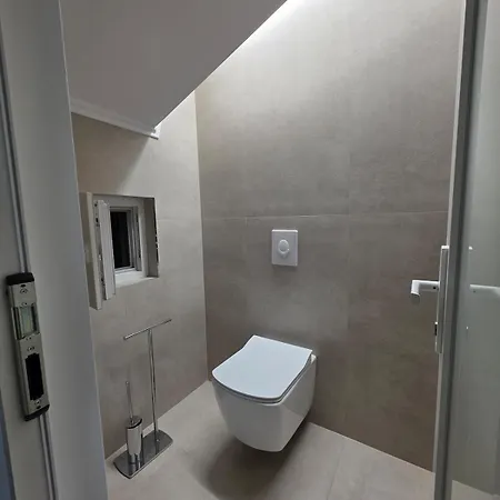 Renovated 2nd Floor Near Center 2 アパート