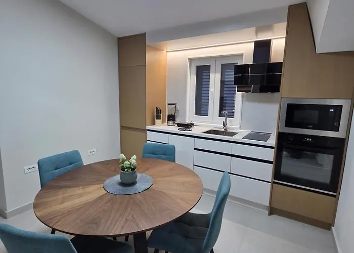 Renovated 2Nd Floor Apt Near City Center Villa 2 *